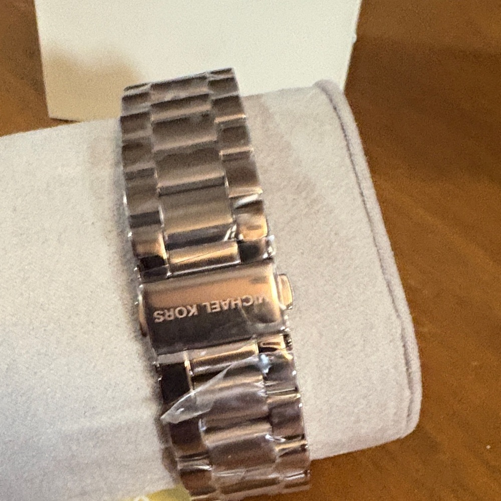 Michael Kors Rose Gold Men's Watch - Picture 3 of 4